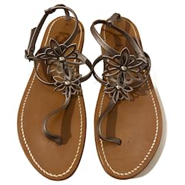 Sandalias K Jacques de cuero camel con flores gris metálico Camello