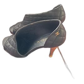 Sapatos Chanel de bico aberto em couro acolchoado preto Preto