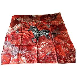 Lenço Hermès intitulado 'Mountain Zébra' por Alice Shirley em sua caixa e caixa de presente. Rosa Vermelho Coral