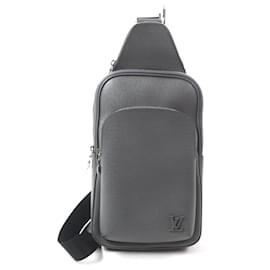 Louis Vuitton-Sac à bandoulière Taiga Avenue Taiga de Louis Vuitton-Gris