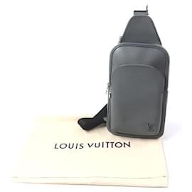 Louis Vuitton-Sac à bandoulière Taiga Avenue Taiga de Louis Vuitton-Gris