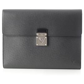 Louis Vuitton-Pochette Minuto Taiga Louis Vuitton Noir-Noir