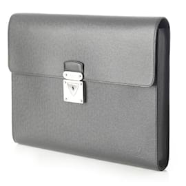 Louis Vuitton-Pochette Minuto Taiga Louis Vuitton Noir-Noir