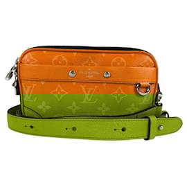 Louis Vuitton-Sac à épaule Taigarama de Louis Vuitton-Orange