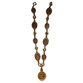 Colar Chanel com Medalhão Dourado de Metal Dourado