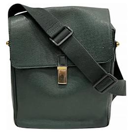 Louis Vuitton-Sac à épaule YARANGA Taiga de Louis Vuitton-Noir