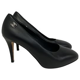 Pumps con piattaforma nascosta Chanel CC in pelle nera Nero