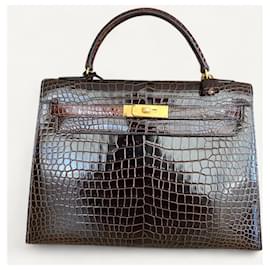 Hermès-Sac Kelly Hermès 32 cm en cuir de crocodile Porosus marron foncé, bijouterie dorée neuve.-Marron