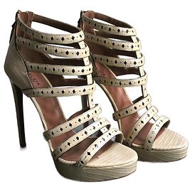 Décolleté Alaïa in pelle beige e nera Beige