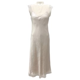 Robe nuisette en satin à couches en chiffon de Vince Champagne Écru