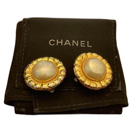 CHANEL – Orecchini vintage perle e dorato, ultra chic Gold hardware