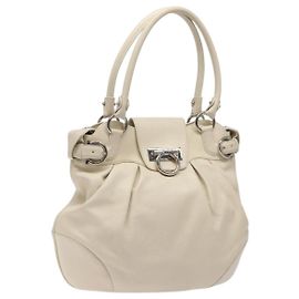 Borsa a Spalla Gancini in Pelle Bianca e Argento Salvatore Ferragamo Auth bs25829 Argento Bianco