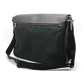 Louis Vuitton-Sac à épaule en cuir Taiga Delceau de Louis Vuitton-Noir