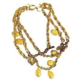 Collar de múltiples hilos con charm de oro vintage de Chanel Gold hardware