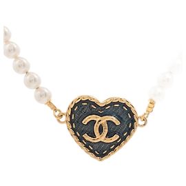 Chanel Colar de metal CC coração e pérolas douradas Dourado