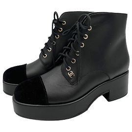 Chanel Botas planas de couro e veludo CC 41 pretas Preto