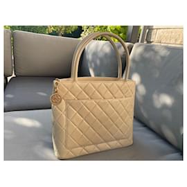 Chanel-CHANEL – Sac Médaillon vintage en cuir beige, chic & intemporel-Beige