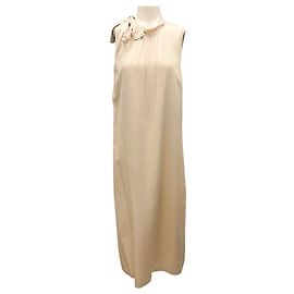 Vestido midi sem mangas em cetim com laço no pescoço e adornos de pérolas Monili da Peserico Bege