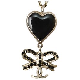 Collar colgante de cinta en forma de corazón Coco CC de Chanel Negro Plata