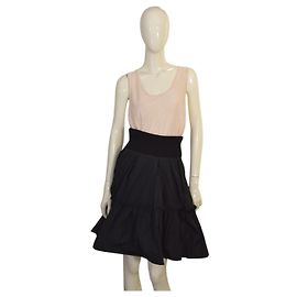 NWT Moncler Minirock aus schwarzem Nylon mit Chiffonlagen und Rüschen, elastischer Taillengröße 44 Schwarz