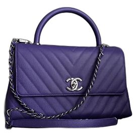 Sac à main Chanel en cuir violet taille 28 Violet