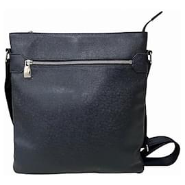 Louis Vuitton-Sac à épaule Sacha Taiga Louis Vuitton-Noir
