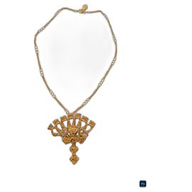 Collar Christian Lacroix Cruz Efecto Encaje Dorado CL Gold hardware