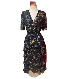 Robe longue Maje asymétrique à volants fleurs multicolores noir Multicolore