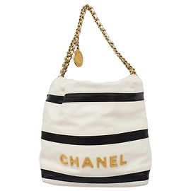 Borsa Tote Chanel 22 in pelle di vitello lucida Nero Bianco