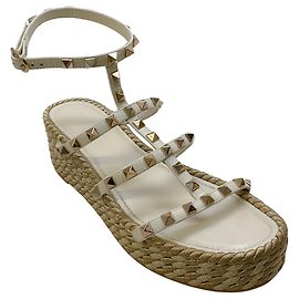 Sandali Flatform in pelle avorio Valentino con borchie dorate e corda D'oro
