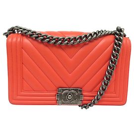 BOLSA CHANEL BOY MÉDIA EM COURO CHEVRON CORAL COM ALÇA Rosa