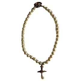 Colar Vivienne Westwood de Pérolas Brancas e Douradas Branco Dourado