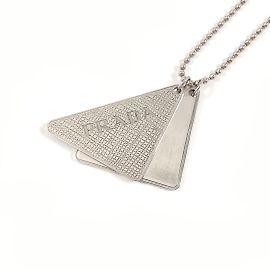 Collar triangular con colgante símbolo Prada Plata