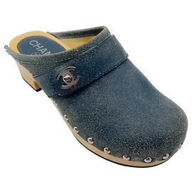 Chanel Azul 2014 Tamancos de Couro Distressed com Logo CC Interligado Azul