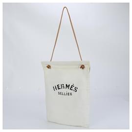 Hermès-Sac à épaule en cuir Chevron Aline GM d'Hermès-Blanc