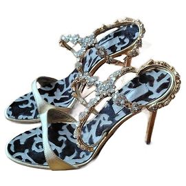 Vicini SANDÁLI DE COURO COM SWAROVSKI. Dourado