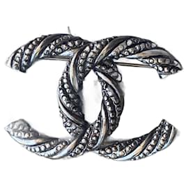 Broche Chanel CC Plateada Plata Metálico