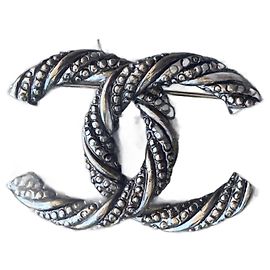 Broche Chanel CC Prateada Prata Metálico