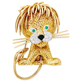Clip Van Cleef & Arpels, "Lion Ebouriffé", or jaune, émeraude, diamants. Autre