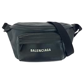 Balenciaga-Bolsa de corpo em couro preto com estampa de logo Balenciaga Everyday-Preto