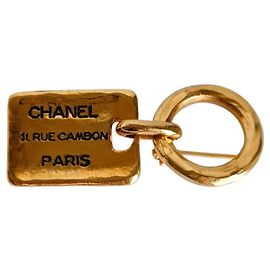 Broche Placa Logo Cambon de Chanel Dorado