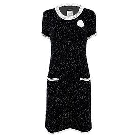 CHANEL Schwarzes Couture-Perlenkleid mit Kameliabrosche 40 FR Schwarz