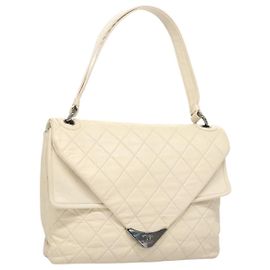 CHANEL Bolsa de Ombro Matelassé em Couro de Cordeiro Branco CC Auth 126364 Branco
