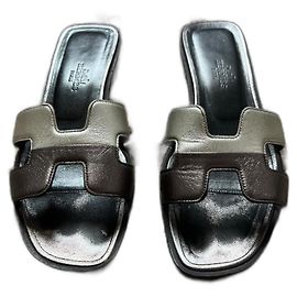 Sandali Hermès in agnello argento e grigio scuro Argento Grigio antracite