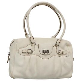 Bolsa de Ombro Gancini em Couro Branco Prata Auth BA3224 da Salvatore Ferragamo Prata Branco