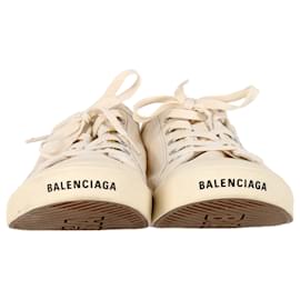 Balenciaga- Balenciaga Paris Distressed Low-Top Sneakers in Cream Canvas-White,Cream