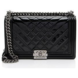 Bolsa Boy Medium em couro patente Chevron da Chanel Preto
