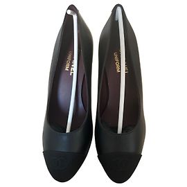 Chanel Pumps aus Leder mit CC Stoffspitze Schwarz Größe 37 Schwarz