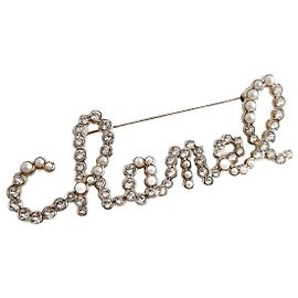 Chanel Broche de metal e pérolas falsas em cristal dourado Dourado