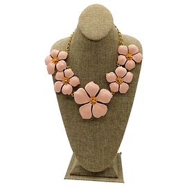 Colar de flor de esmalte com hardware dourado e pêssego da Carolina Herrera Rosa
